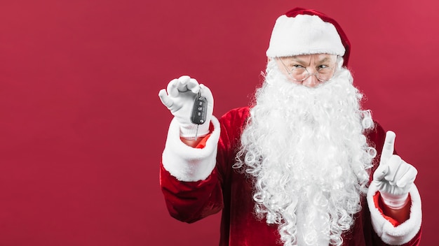 Święty Mikołaj trzyma samochodu klucz w ręce w szkłach