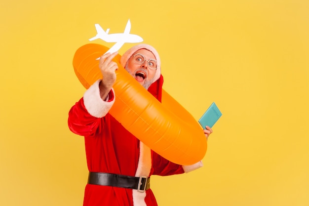 Święty Mikołaj Z Gumowym Kółkiem, Paszportem I Papierowym Samolotem, Który Chętnie Podróżuje W święta