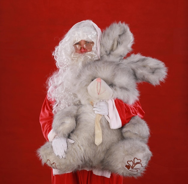 Święty Mikołaj z pluszowym królikiem