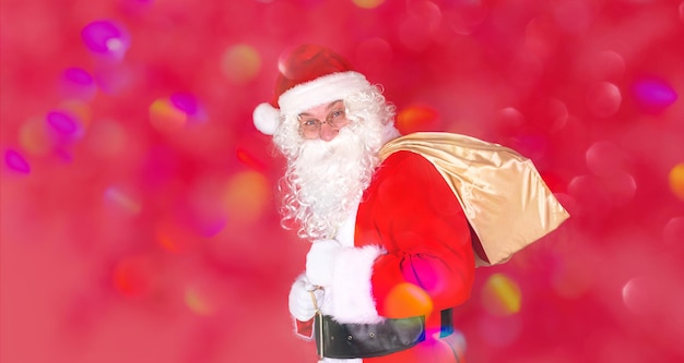 Święty Mikołaj z torbą prezentową z prezentami i życzeniami na jasnym abstrakcyjnym tle