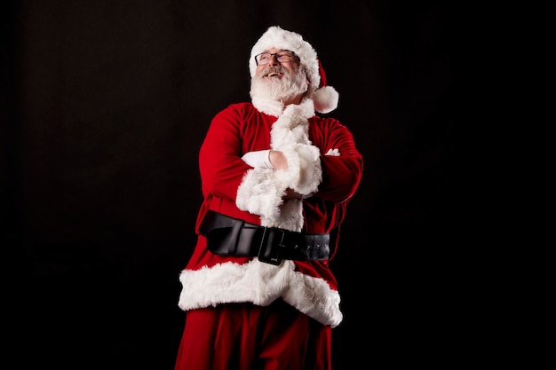 Święty Mikołaj ze skrzyżowanymi rękami na czarnym tle