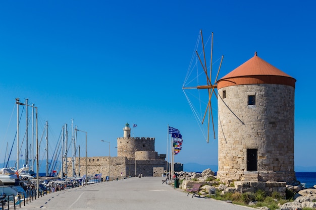 Święty Nikolas fort i średniowieczny wiatraczek w Mandraki porcie, Rhodes