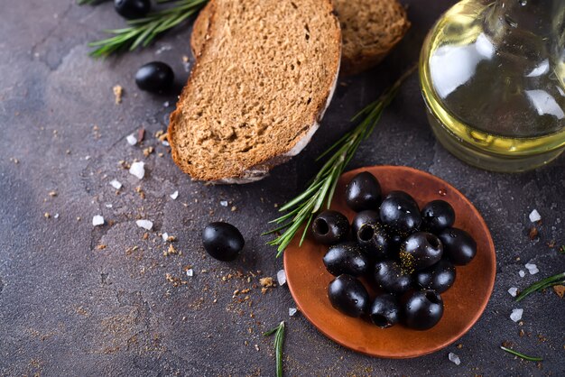 Świeża ciabatta z oliwą z oliwek i oliwkami