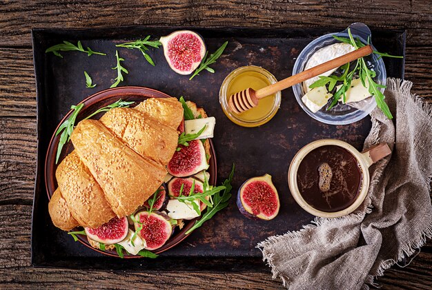 Świeża Croissant Kanapka Z Brie Serem Arugula I Figami. Pyszne śniadanie.