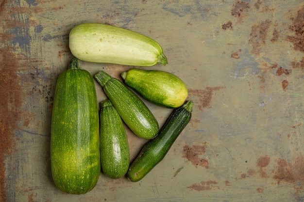 Świeża cukinia lub zielona cukinia, świeże produkty rolne, squash letni, napowietrzne