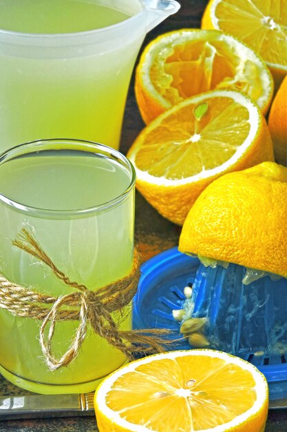 Zdjęcie Świeża cytryna i cytryny. sokowirówka. koncepcja odchudzania z sokiem z cytryny.