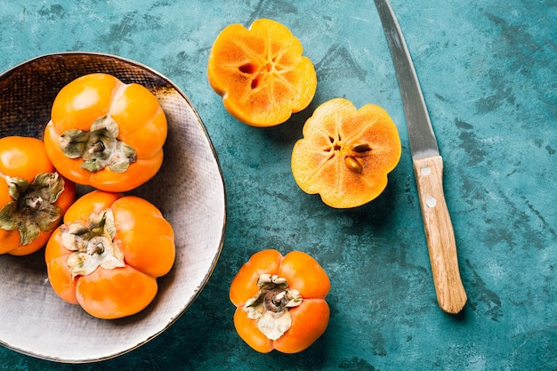 Zdjęcie Świeża dojrzała persimmon na niebiesko.