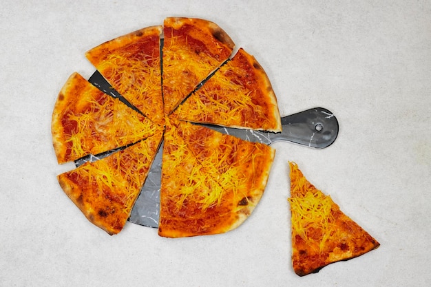 Świeża domowa algierska pizza Margherita z serwetką na szarym tle