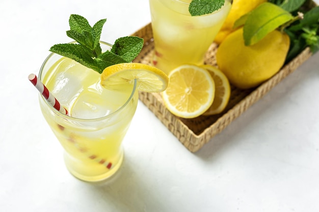 Świeża Domowa Lemoniada lub Koktajl Mojito z miętą cytrynową i lodem