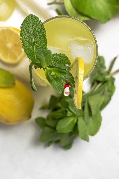 Zdjęcie Świeża domowa lemoniada lub koktajl mojito z miętą cytrynową i lodem