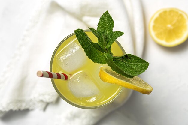 Świeża Domowa Lemoniada lub Koktajl Mojito z miętą cytrynową i lodem