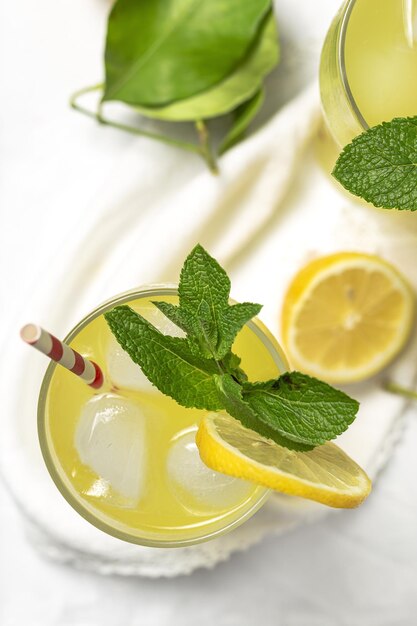 Świeża Domowa Lemoniada lub Koktajl Mojito z miętą cytrynową i lodem