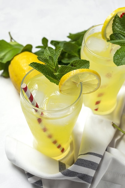 Świeża Domowa Lemoniada Lub Koktajl Mojito Z Miętą Cytrynową I Lodem