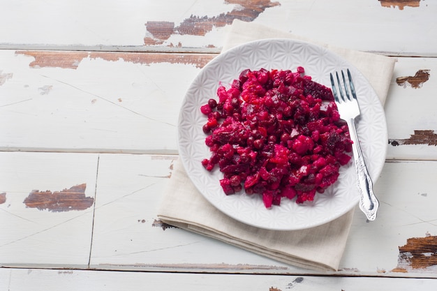 Świeża Domowa Sałatka Z Buraków Vinaigrette W Białej Misce. Tradycyjne Rosyjskie Jedzenie. Skopiuj Miejsce