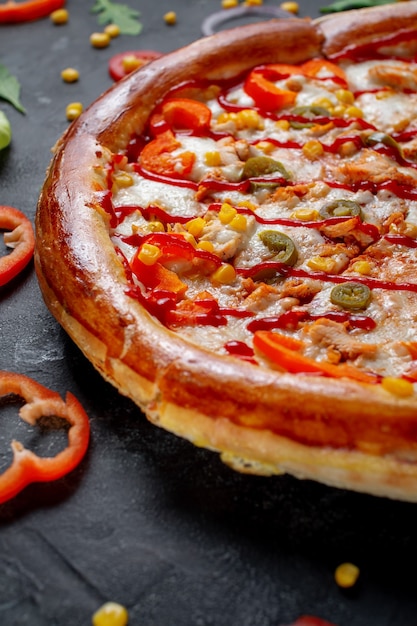Świeża Domowa Włoska Pizza Margherita z oliwkami i czerwoną bułgarską papryką na ciemnym tle