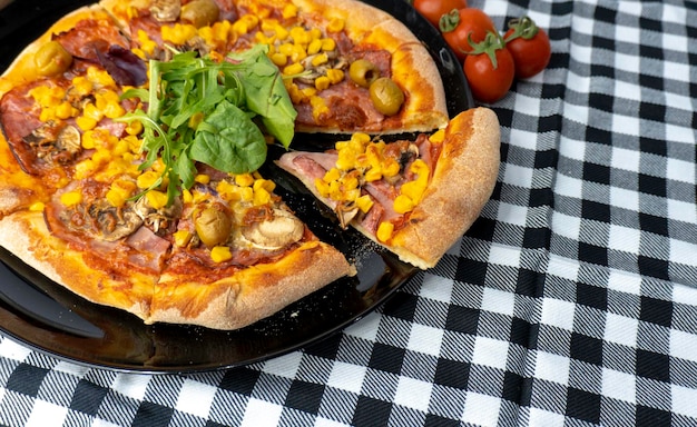 Świeża domowa włoska pizza o pysznym smaku