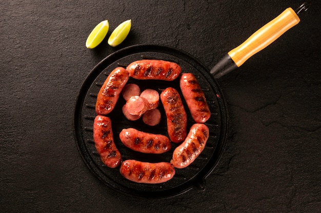 Świeża Grillowana Kiełbasa Pepperoni. Kiełbasa Pepperoni Z Grilla Na Desce. Widok Z Góry.