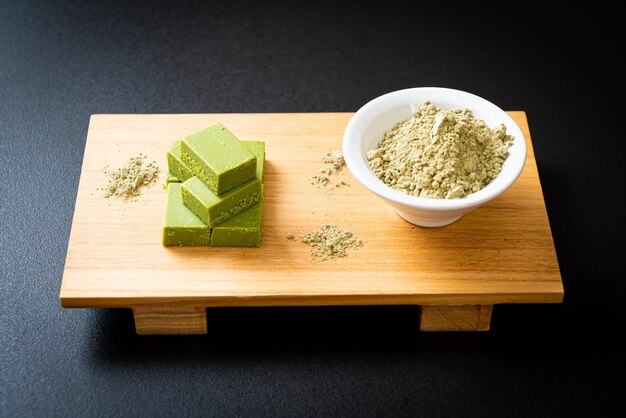 świeża i miękka czekolada z zielonej herbaty matcha z sproszkowaną zieloną herbatą matcha