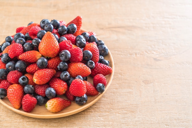 świeża jagoda, truskawka i rasberry