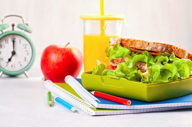 Świeża Kanapka I Jabłko Na Zdrowy Lunch W Plastikowym Pudełku Na Lunch