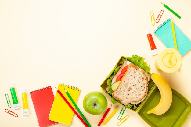 Świeża kanapka i jabłko na zdrowy lunch w plastikowym pudełku na lunch