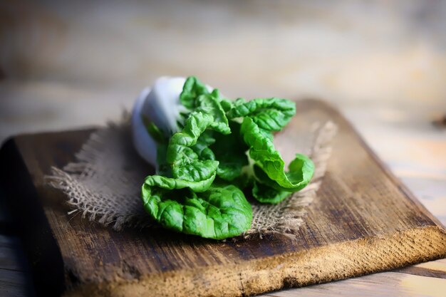 Świeża kapusta bok choy na powierzchni drewnianych.