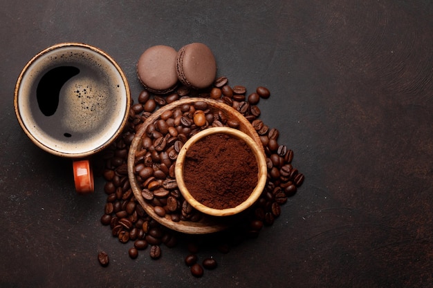 Świeża kawa espresso palona kawa ziarnista i makaroniki