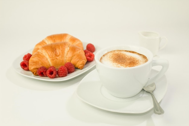 Świeża kawa w koncepcji śniadania w białej filiżance