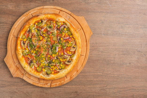 Świeża klasyczna pizza z sosem pomidorowym mozzarella pikantna chorizo papryka na drewnianym tle
