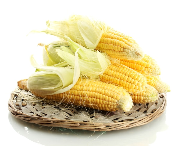Świeża kukurydza, na białym tle