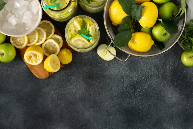 Świeża Lemoniada Z Jabłkami I Cytrynami
