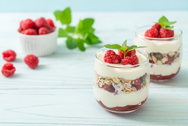 świeża malina i jogurt z granolą - styl zdrowej żywności