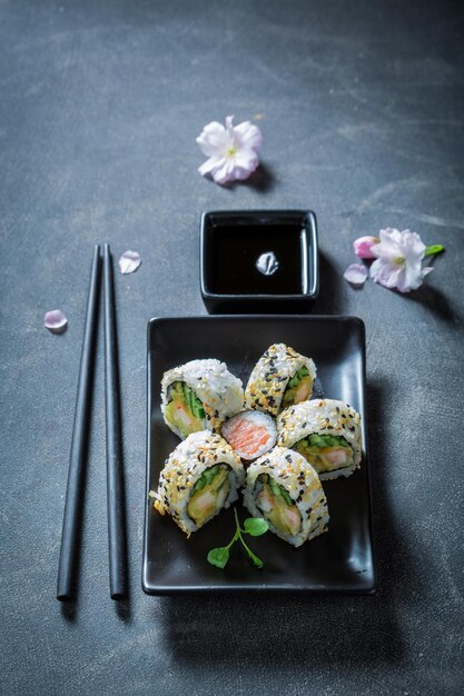 Świeża mieszanka sushi z wasabi i sosem sojowym