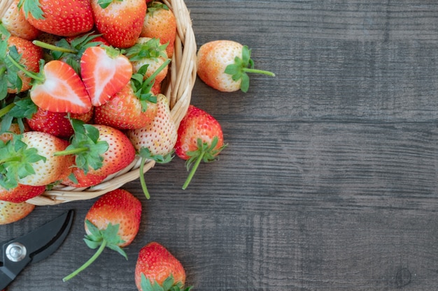 Świeża organicznie truskawka na koszu. drewniane tła.