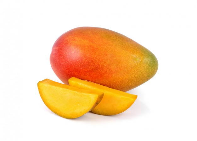 świeża owoc mango na bielu