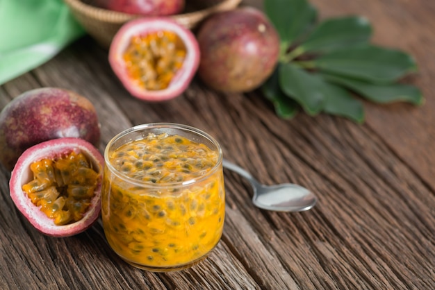 Świeża pasyjna owoc w szkle i organicznie passionfruit na drewnianym tle Selekcyjna ostrość.