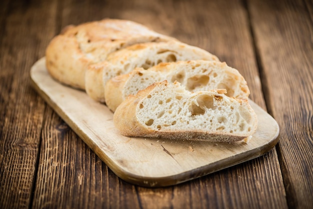 Świeża pieczona bagietka na drewnianym tle selektywnej ostrości