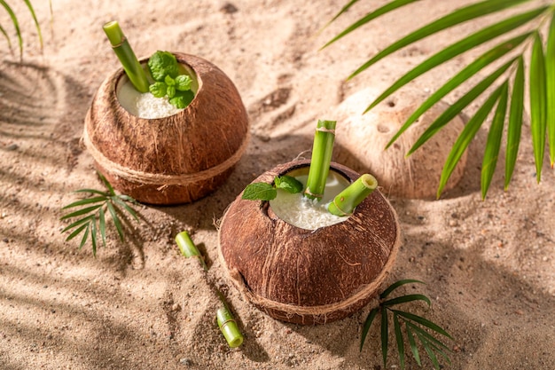 Zdjęcie Świeża pinacolada w kokosie, gotowa do picia