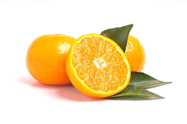 Świeża pomarańcza i liście na białym tle