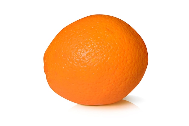 Świeża pomarańcza na białym tle ze ścieżką przycinającą