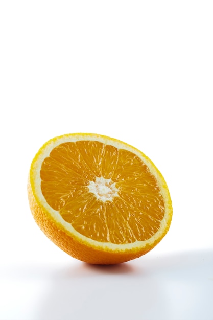Świeża pomarańczowa owocowa połówka odizolowywająca na bielu