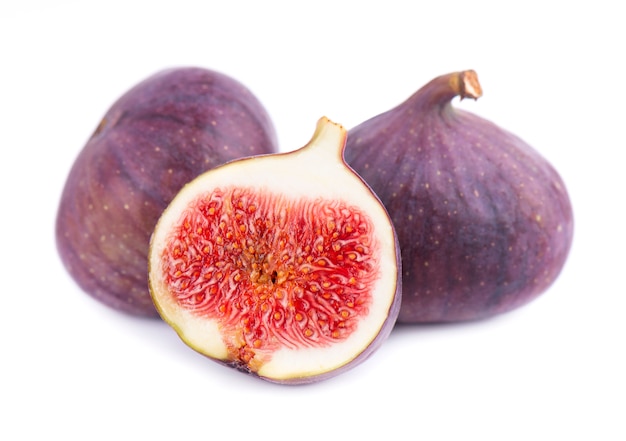 Świeża purpurowa figi owoc odizolowywająca na bielu. Dojrzały owoc figowy.