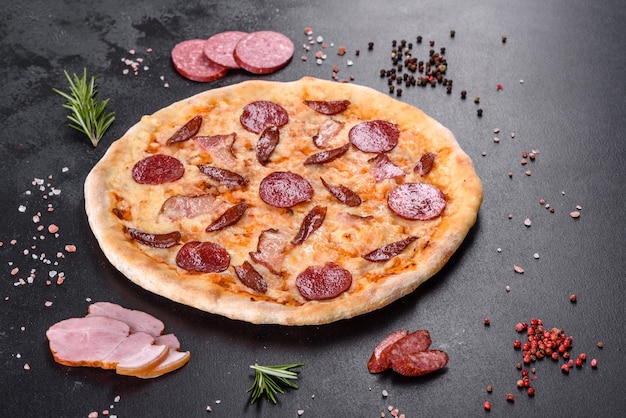 Zdjęcie Świeża pyszna pizza pieczona w piecu paleniskowym z czterema rodzajami mięsa i kiełbasą.