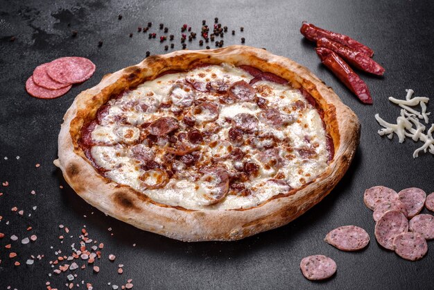 Świeża Pyszna Włoska Pizza Z Czterema Rodzajami Mięsa Na Ciemnym Betonowym Tle. Kuchnia Włoska