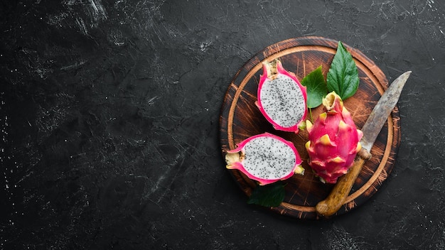 Świeża Pytahya Na Czarnym Tle Dragon Fruit Tropikalne Owoce Widok Z Góry Wolne Miejsce Na Tekst