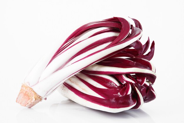 Świeża radicchio sałatka na bielu