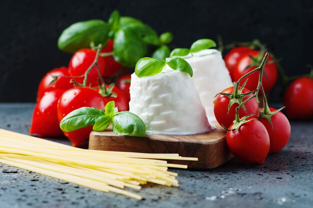 Świeża ricotta z pomidorem, suszonym makaronem i bazylią