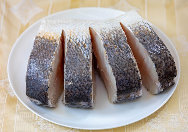 Świeża ryba quotyellow morszczuk Cynoscon acoupa w plasterkach Znana jako ryba Pescada amarela