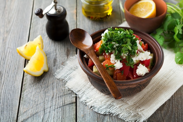 Świeża Sałatka Szopska z pieczonej papryki, pomidora, cebuli, ogórka, pietruszki, kopru i sera feta w ceramicznej misce