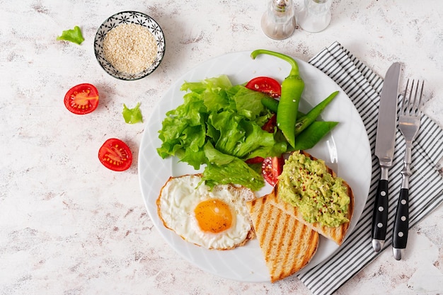 Świeża Sałatka Z Jajkiem Sadzonym I Kanapki Z Guacamole Z Awokado Widok Z Góry Koncepcja Zdrowego Stylu życia